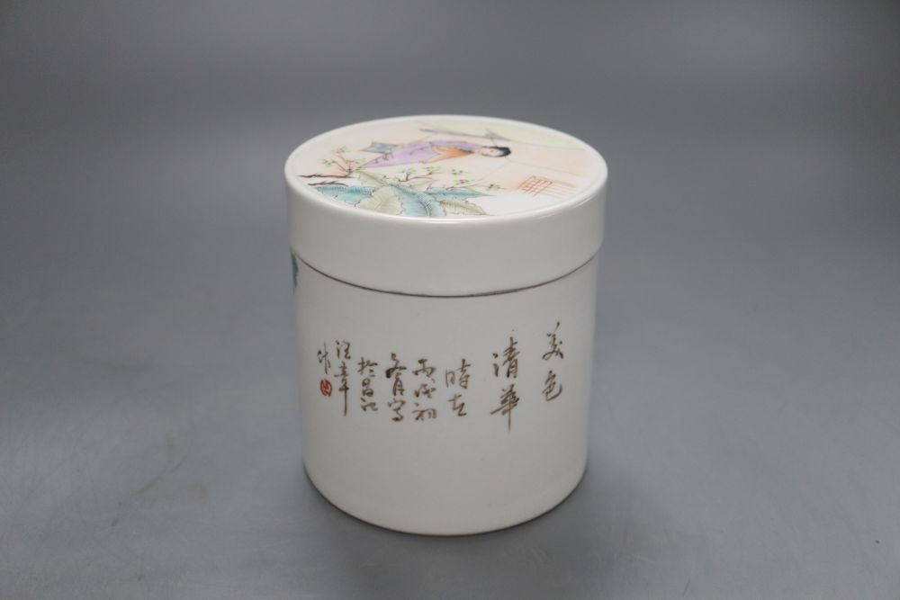 A Chinese famille rose jar and cover, 11.5cm high